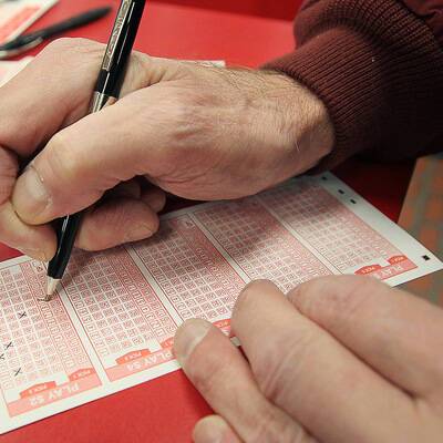 Россиянка выиграла почти 60 млн рублей, получив лотерейный билет на сдачу