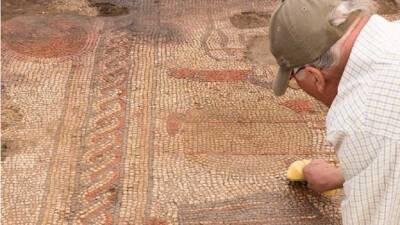 В Англии фермер нашел на поле римскую мозаику со сценами из «Илиады»