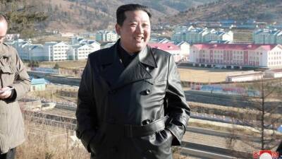 Жителям Северной Кореи запретили носить черные кожаные плащи