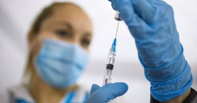 Бустерные вакцины от Covid-19 получили 56 тысяч жителей Латвии