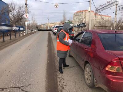 Астраханским водителям напомнили о правилах проезда через железнодорожные переезды
