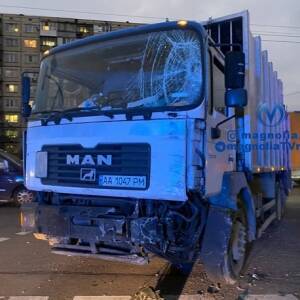 В Киеве скорую протаранил мусоровоз: госпитализировали медика. Фото