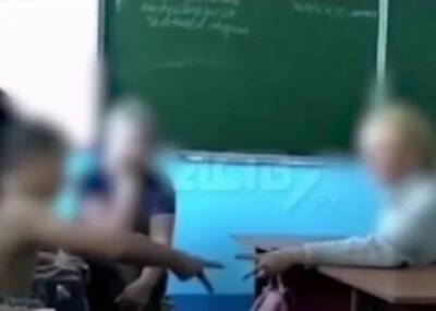 Учитель на Сахалине играла со школьниками на раздевание и вынуждена была уволиться