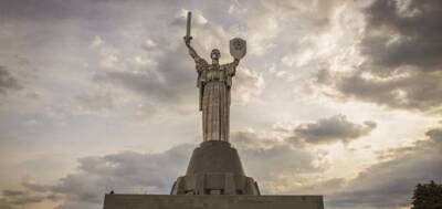 «Родину-мать» в Киеве предложено переделать в «Архистратига Михаила»