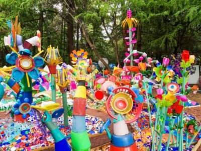 Разноцветный «лес» из пластиковых отходов в Мехико