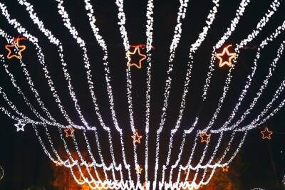 В Волгограде новогодней подсветкой украшают фонтан на набережной