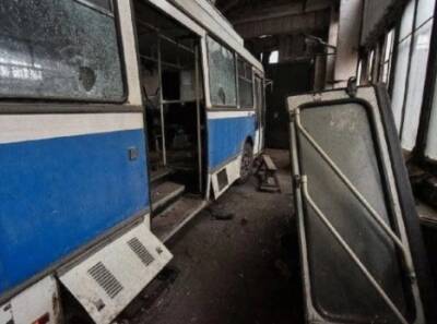 Выбитые окна и нет колес: как выглядит троллейбусное депо в оккупированном Луганске. ФОТО