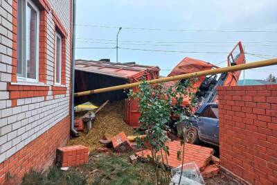 В Белгородской области КамАЗ перевернулся и пробил забор частного дома
