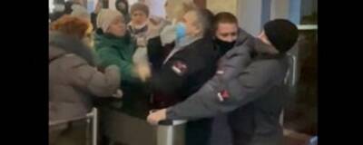 Вологжане ворвались в здание ЗакСА области, протестуя против законопроекта о QR-кодах