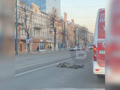 В Воронеже неадекватного пешехода, кидавшегося под автомобили, вновь обнаружили лежащим на дороге