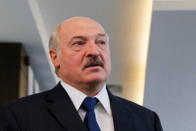 Лукашенко приехал в лагерь беженцев на границе с Польшей