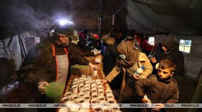 Лукашенко осмотрел пункт раздачи питания в ТЛЦ и встретился с представителями Красного Креста