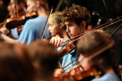 Детский оркестр Сахалина погрузил зрителей в "Волшебный мир сказок"