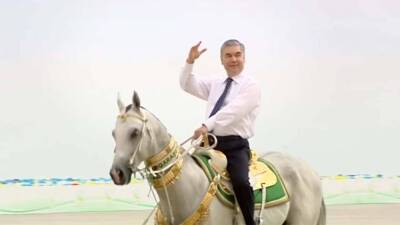 «Для воодушевления туркменистанцев» девиз 2022 года связали с именем «лидера-Аркадага»