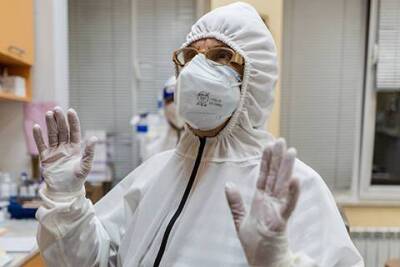ВОЗ бьет тревогу из-за нового штамма коронавируса, обнаруженного в Африке. Великобритания и Израиль ограничивают авиасообщение
