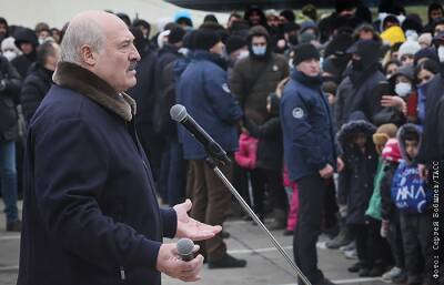 Лукашенко приехал в лагерь беженцев на белорусско-польской границе