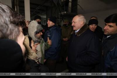 Лукашенко приехал в центр размещения мигрантов на границе с Польшей