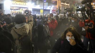 В Стамбуле правоохранители применили слезоточивый газ против участниц марша