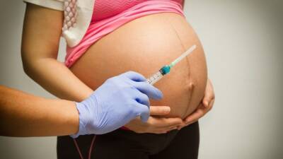 Врач рассказала о пользе вакцинации от COVID-19 для беременных