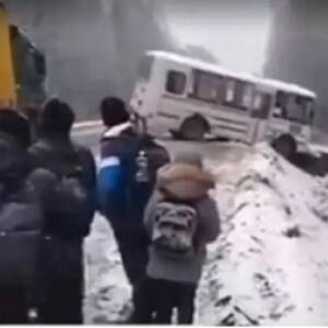 В Житомирской области школьный автобус съехал в кювет. Видео