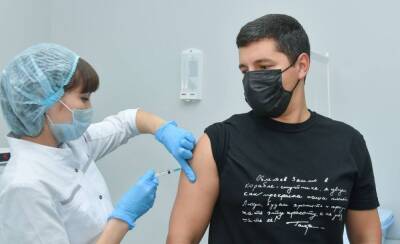 Губернатор Артюхов прошел третью вакцинацию от коронавируса