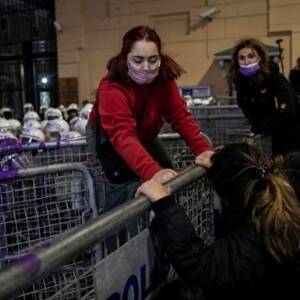 Против протестующих в Турции женщин применили газ. Фото