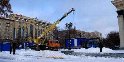 Перед Оперным театром в Новосибирске готовят площадку для заливки катка
