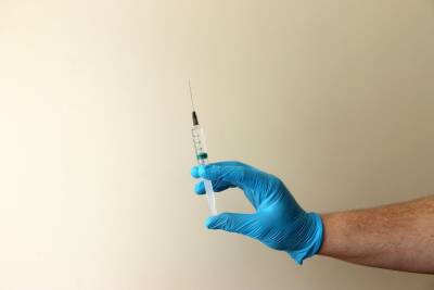 Отсутствие прививки увеличивает риск смерти от COVID-19 в 14 раз, заявили в CDC