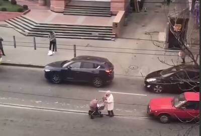 Украинцев возмутила бабушка с коляской на проезжей части: "говорила по телефону" - politeka.net - Украина - Днепр