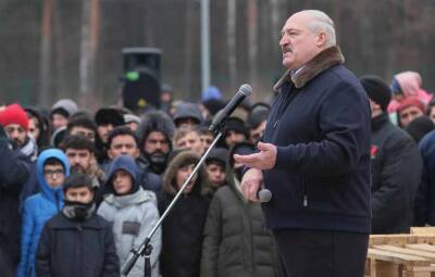 Лукашенко заявил, что Белоруссия не будет препятствовать прорыву мигрантов в ЕС