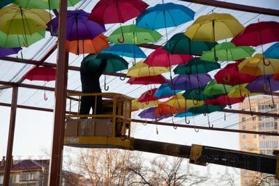 В Кургане в Детском парке появился арт-объект «Зонтики», но скоро его уберут