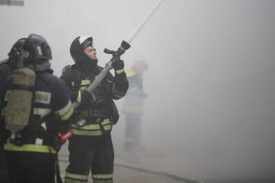 В Волгограде рано утром потушили пожар в 2-этажном деревянном доме