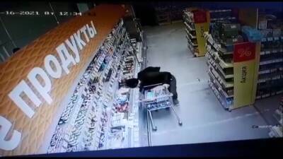 Кража из супермаркета на Касимовском шоссе Рязани попала на видео