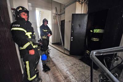 Жители дома в Москве поблагодарили пожарных за спасение