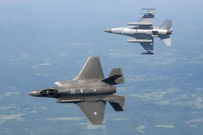 Air Force Magazine: США не могут активно использовать истребители F-22 и F-35 из-за упавшей боеготовности