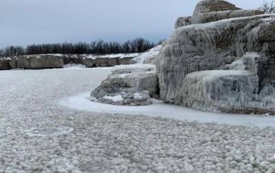 В Канаде на озере образовался ледяной феномен