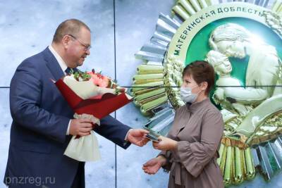 Олег Мельниченко наградил медалями «Материнская доблесть» многодетных мам
