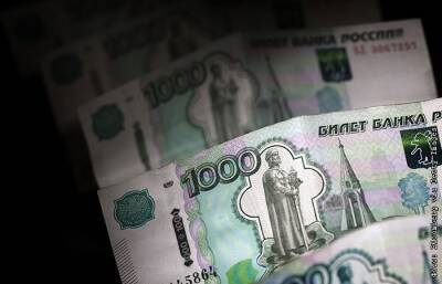 Рубль активно падает к доллару и евро на фоне обвала нефти и бегства инвесторов