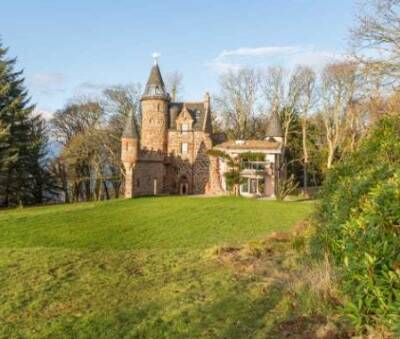 В Шотландии предлагают в аренду розовый замок. ФОТО