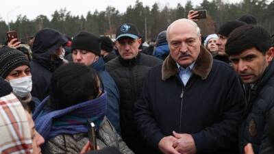 Беженцы аплодисментами встретили Лукашенко на границе с Польшей