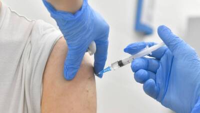 Иммунолог Болибок назвал вакцинацию главным средством борьбы с коронавирусом