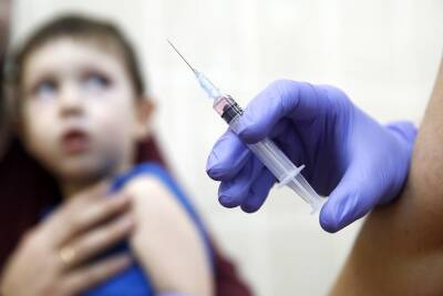 Вакцина от коронавируса для подростков может появиться в России уже через три недели
