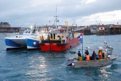 Французские рыбаки заблокировали доступ в Кале для британских судов