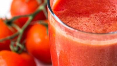 Диетолог Бурляева рекомендовала пить томатный сок при коронавирусе