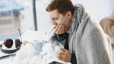 Отоларинголог Зайцев рассказал о заболеваниях, на которые может указывать кашель