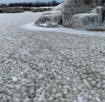 Природный феномен: в Канаде озеро покрылось ледяными шариками - unn.com.ua - Украина - Киев - Канада