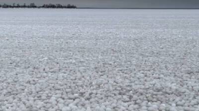 Это замерзшее озеро в Канаде приведет в восторг любого (Видео)