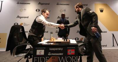 Карлсен и Непомнящий сыграли вничью за чемпионство мира по шахматам