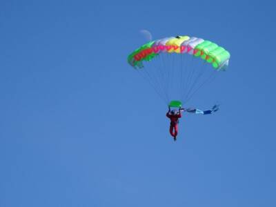«Неравнодушный гражданин» задержал хабаровского экстремала, прыгнувшего с парашютом с высотки