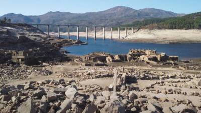Давно затопленная деревня-призрак показалась из-под воды в Испании